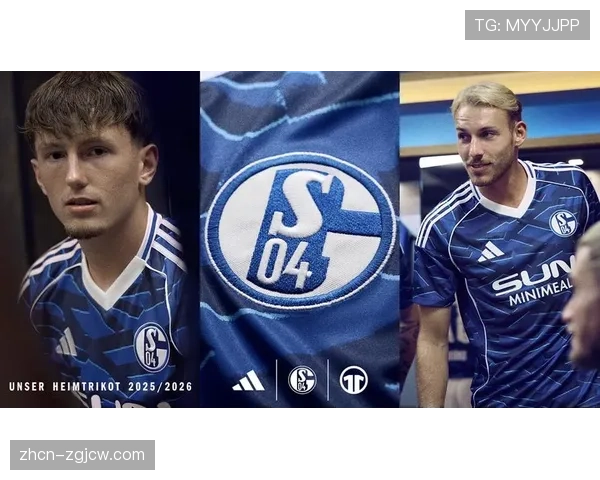 特写：沙尔克04主场球迷在第12分钟高唱队歌，致敬俱乐部成立120周年。